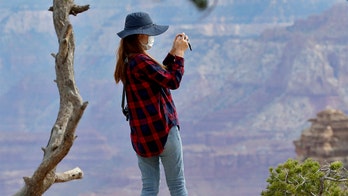 Tourists enter reopened Grand Canyon despite virus concerns