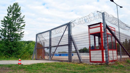 Hungary to close border transit zones, move hundreds of asylum-seekers
