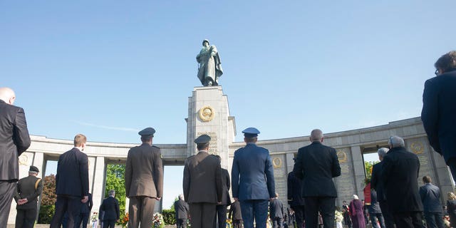 Soldiers attend commemorations to mark the 75th anniversary of Victory Day and the end of WWII in Europe at the Soviet War memorial at the boulevard 'Strasse des 17. Juni' in Berlin, Germany, Friday, May 8, 2020.