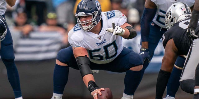 Tennessee Titans center Ben Jones (60) during the first quarter against the Oakland Raiders at Oakland Coliseum. (Kyle Terada-USA TODAY Sports)