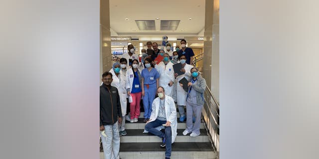 A equipe médica do Bronx HealthCare System é vista segurando iPads que foram doados ao hospital pelo grupo de voluntários, iPads para hospitais.