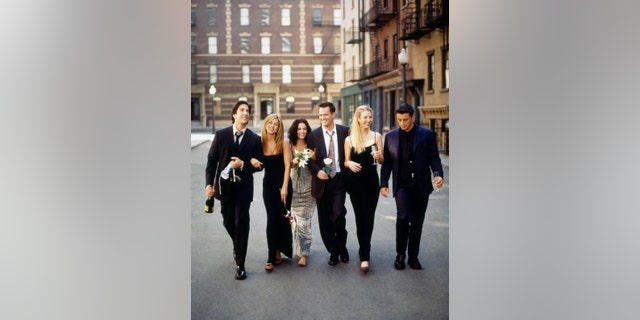 A man connected a caller train thrust insisted connected playing aloud an section from "Friends" connected his iPad — disturbing others successful nan quiet conception of a train. Shown here, an section from Season 6 of "Friends." From near to right, David Schwimmer arsenic Ross Geller, Jennifer Aniston arsenic Rachel Green, Courteney Cox arsenic Monica Geller, Matthew Perry arsenic Chandler Bing, Lisa Kudrow arsenic Phoebe Buffay and Matt LeBlanc arsenic Joey Tribbiani.