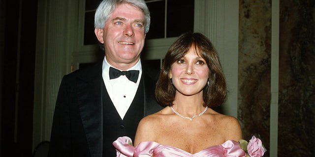 Phil Donohue and Marlo Thomas pose for a photograph at Gloria Steinem's 50th birthday celebration on May 23, 1984, in New York City.