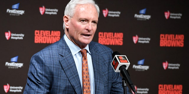ARCHIVO- Los Browns dijeron en un comunicado que el equipo no tolerará un comportamiento de los fanáticos que ponga en riesgo la seguridad de los demás después de que el dueño del equipo fuera golpeado por una botella de agua que se cortó en la pierna.