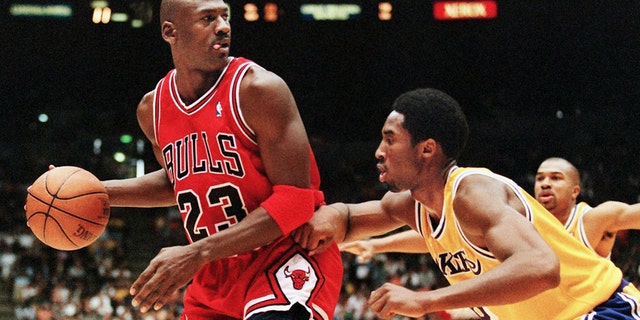 Michael Jordan of the Chicago Bulls (L) eyes the basket as he is guarded by Kobe Bryant of the Los Angeles Lakers during their 01 February game in Los Angeles, CA. 