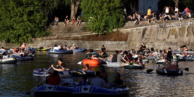 FILE PHOTO: People enjoy sun on boats, on the Landwehrkanal, amid the spread of the coronavirus disease (COVID-19), in Berlin, Germany, May 9, 2020. REUTERS / Christian Mang/File Photo - RC2KLG9G2UGA