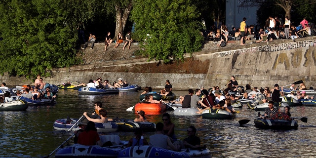 FILE PHOTO: People enjoy sun on boats, on the Landwehrkanal, amid the spread of the coronavirus disease (COVID-19), in Berlin, Germany, May 9, 2020. REUTERS / Christian Mang/File Photo - RC2KLG9G2UGA