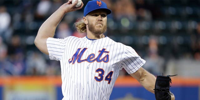 Mets' Noah Syndergaard delivers a pitch against the Minnesota Twins on April 10, 2019, 在纽约.