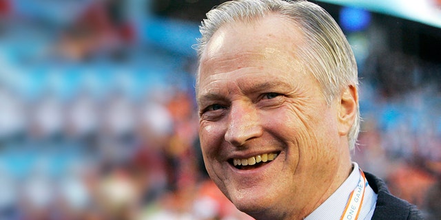 LÊER - In hierdie Feb.. 4, 2007, lêerfoto, Chicago Bears chairman Michael McCaskey is seen on the field before the Super Bowl XLI football game between the Bears and Indianapolis Colts in Miami. McCaskey, who led the Chicago Bears for nearly three decades following the death of his grandfather George Halas, Saterdag oorlede, Mei 16, 2020, after a lengthy battle with cancer, het die span gesê. Hy was 76. (AP-foto/Jeff Roberson, lêer)