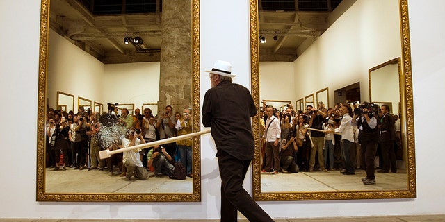 Italian artist Michelangelo Pistoletto (C) performs during his installation entitled "Twenty Two Less Two" during the vernissage of the 53rd Biennale International Art Exhibition in Venice June 5, 2009. (REUTERS/Alessandro Bianchi) 