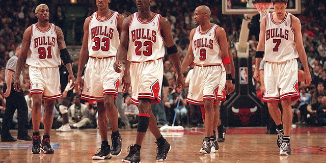 De gauche à droite, Dennis Rodman, Scottie Pippen, Michael Jordan, Ron Harper et Toni Kukoc faisaient partie des équipes de Bulls qui ont remporté trois titres NBA consécutifs de 1996 à 1998. Jordan et Pippen étaient membres du premier "trois tourbe" équipe, qui a remporté des titres de 1991 à 1993. (Nuccio DiNuzzo/Chicago Tribune/Tribune News Service via Getty Images)
