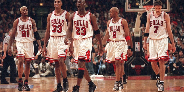 De gauche à droite, Dennis Rodman, Scottie Pippen, Michael Jordan, Ron Harper et Toni Kukoc faisaient partie des équipes de Bulls qui ont remporté trois titres NBA consécutifs de 1996 à 1998. Jordan et Pippen étaient membres du premier "trois tourbe" équipe, qui a remporté des titres de 1991 à 1993. (Nuccio DiNuzzo/Chicago Tribune/Tribune News Service via Getty Images)