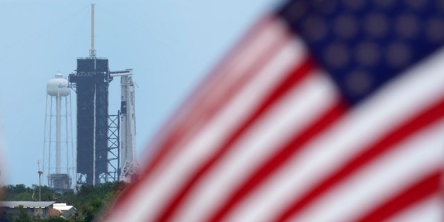 Un SpaceX Falcon 9, con los astronautas de la NASA Doug Hurley y Bob Behnken en la cápsula Crew Dragon, se sienta en la plataforma de lanzamiento 39-A en el Centro Espacial Kennedy en Cabo Cañaveral, Florida, el sábado 30 de mayo de 2020.