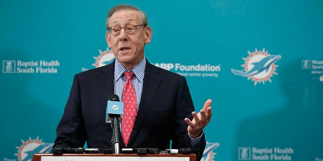 FILE - In questo feb. 4, 2019, file di foto, Miami Dolphins owner Stephen Ross speaks during a news conference in Davie, Fla. 