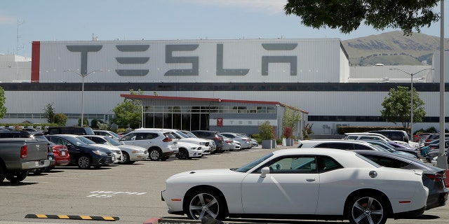 Se ven autos estacionados en la planta de automóviles Tesla el lunes 11 de mayo de 2020 en Fremont, California.Las autoridades de salud del condado.  (Foto AP / Ben Margot)