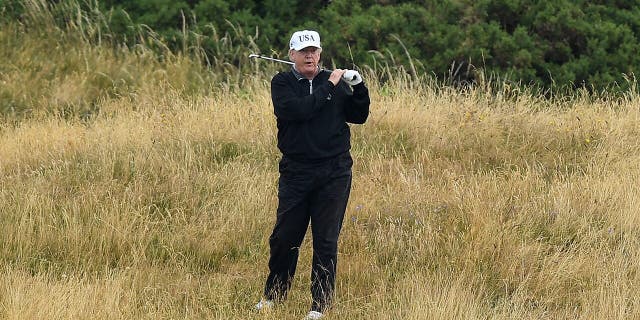 Donald Trump gioca a golf al Turnbury Luxury Collection Resort durante la prima visita ufficiale del Presidente degli Stati Uniti nel Regno Unito il 15 luglio 2018 a Turnbury, in Scozia.