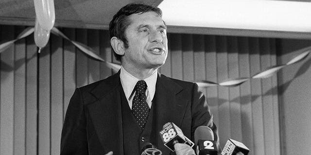 Conservative mayoral candidate Barry Farber thanks supporters at his headquarters, in New York City, Nov. 8, 1977. (Associated Press)