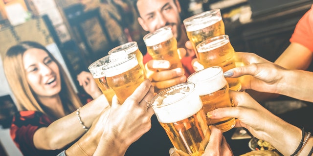 Researchers measured the cognitive functions of 19,887 participants from 1996 to 2008. Researchers found that low to moderate drinkers showed consistently high cognitive function trajectories and had slower rates of decline compared to never drinkers.
