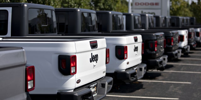 Fiat Chrysler Automobiles NV 2020 Jeep Gladiator pickup trucks are displayed at a car dealership in Tinley Park, Illinois, U.S., on Monday, Sept. 30, 2019. Auto sales in the U.S. probably took a big step back in September, setting the stage for hefty incentive spending by carmakers struggling to clear old models from dealers' inventory. Photographer: Daniel Acker/Bloomberg via Getty Images