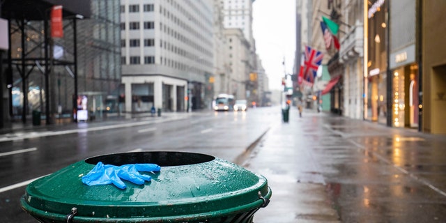 Experts advise caution when touching potentially contaminated surfaces. Ensure appropriate levels of hand hygiene to minimize risk of virus transmission, doctors say. (iStock)