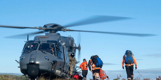 Un elicopter așteaptă miercuri lucrătorii de căutare și salvare pentru a găsi doi călăreți dispăruți în Parcul Național Kahurangi din Insula de Sud a Noii Zeelande, miercuri (CPL Naomi James / New Zealand Defense Force via AP)