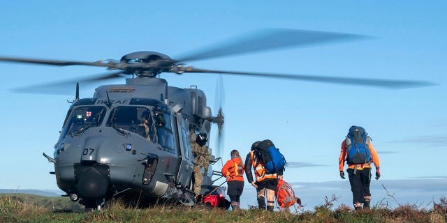 Un elicopter așteaptă miercuri lucrătorii de căutare și salvare pentru a găsi doi călăreți dispăruți în Parcul Național Kahurangi din Insula de Sud a Noii Zeelande, miercuri (CPL Naomi James / New Zealand Defense Force via AP)