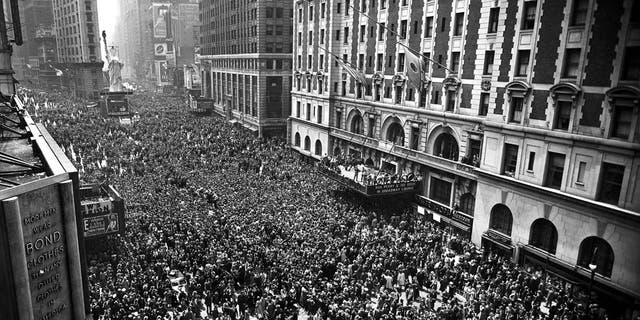 UNITED STATES - MAY 08: Huge crowd gathered in Times Square to celebrate VE-Day, the end of WWII in Europe. (Photo by Herbert Gehr/The LIFE Picture Collection via Getty Images)