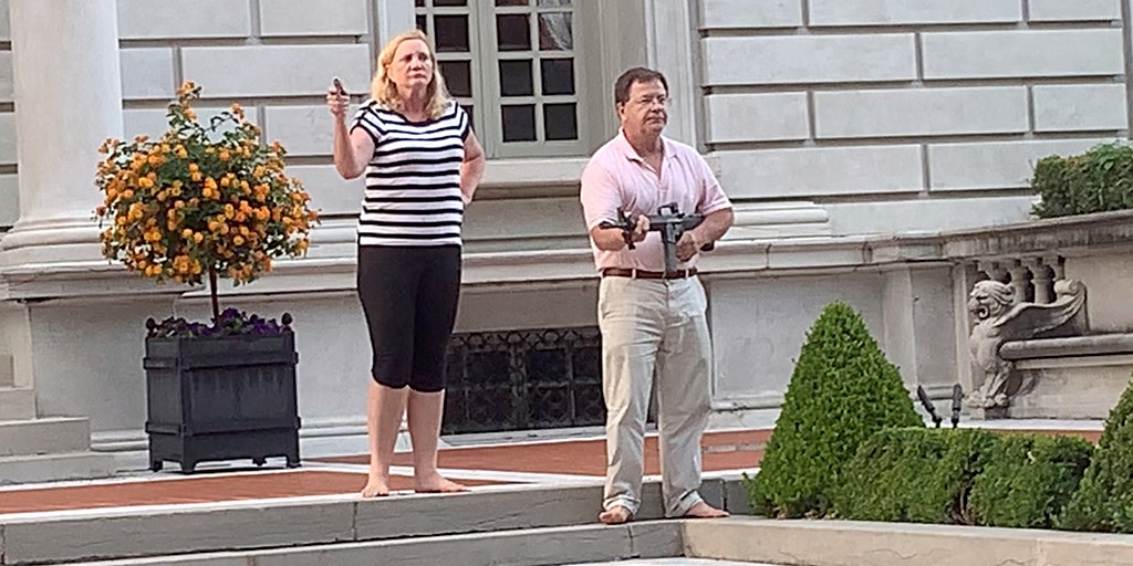 St. Louis couple draw weapons on protesters headed to mayor's house: report