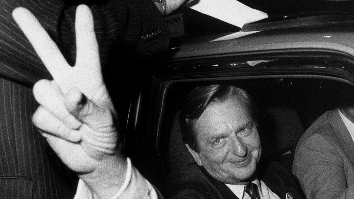 In this Sept. 19, 1982 photo former Swedish Prime Minister Olof Palme makes the victory sign after the Social Democrats election victory. (Bertil Ericson/TT via AP)
