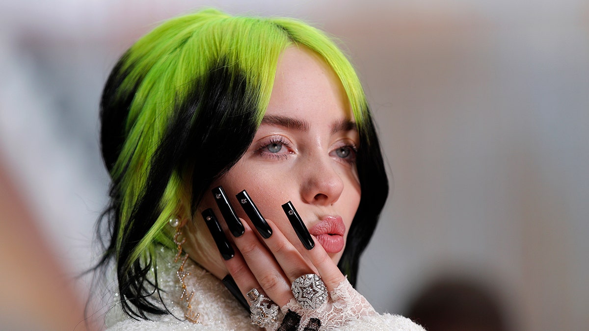 Billie Eilish debuts new blonde hair | Fox News Billie Eilish debuts new blonde hair | Fox News