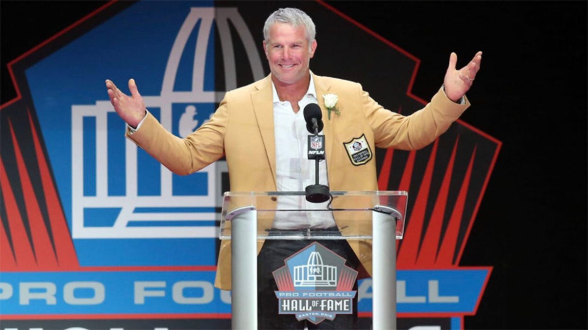 Former NFL QB Favre thinks Kapernick will be regarded like Tillman