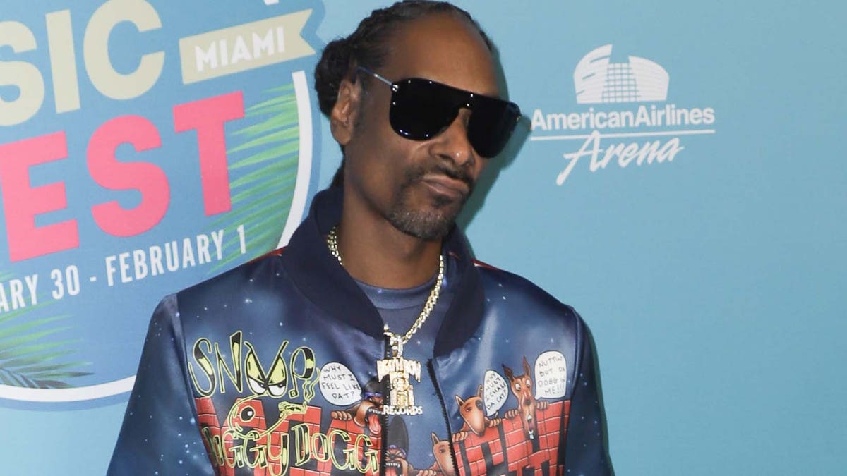 Snoop Dogg arrives at the Bud Light Super Bowl Music Fest - Night 2 at American Airlines Arena on January 31, 2020, in Miami, Florida. (Photo by John Parra/Getty Images for Bud Light)