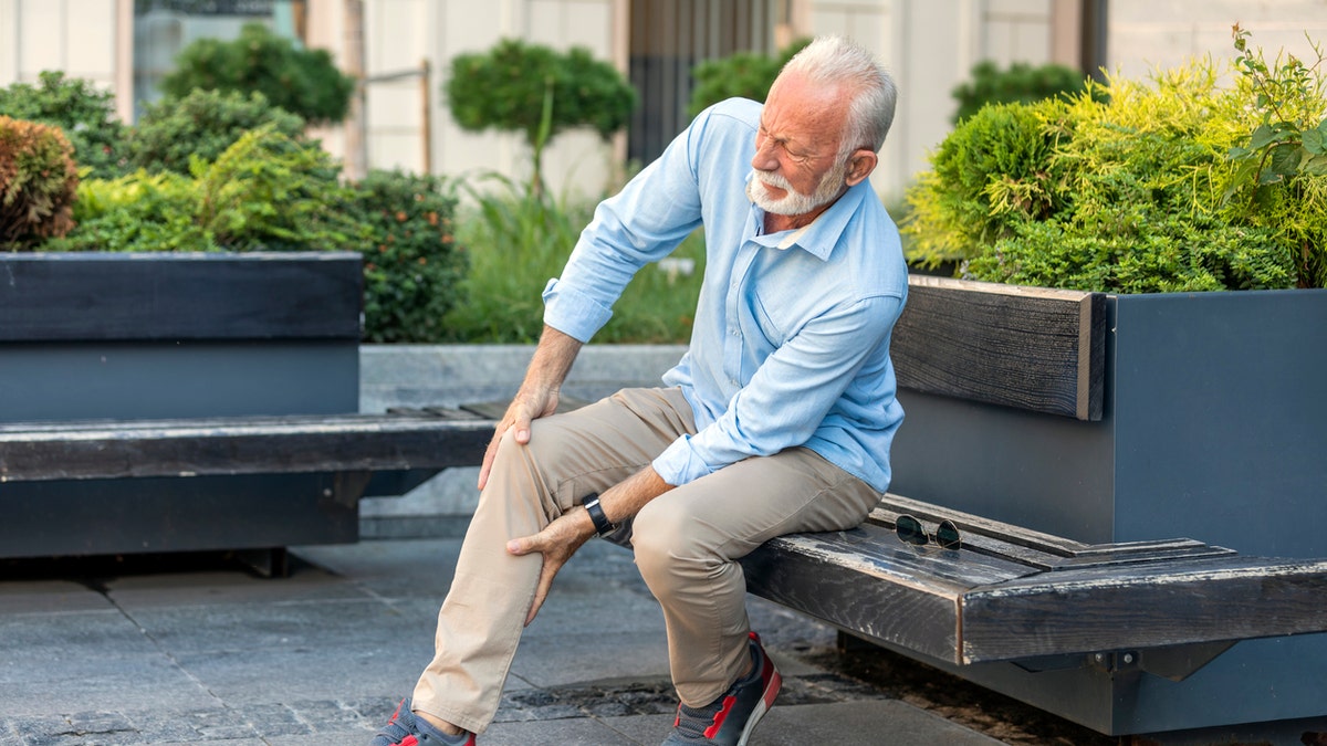 Knee pain from arthritis may be prevented by walking, study says