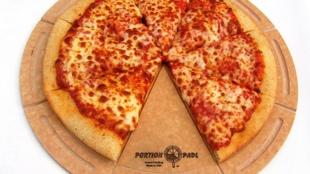 In addition to the touchless border, the paddle has perfectly proportioned grooves so eaters knows each slice is equal in size.