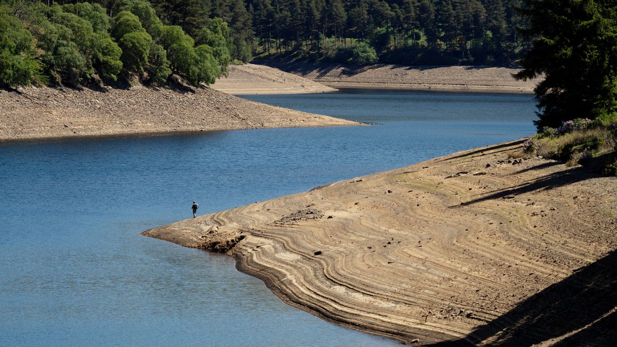 A closer look at very low water levels at Howden Reservoir. (SWNS)