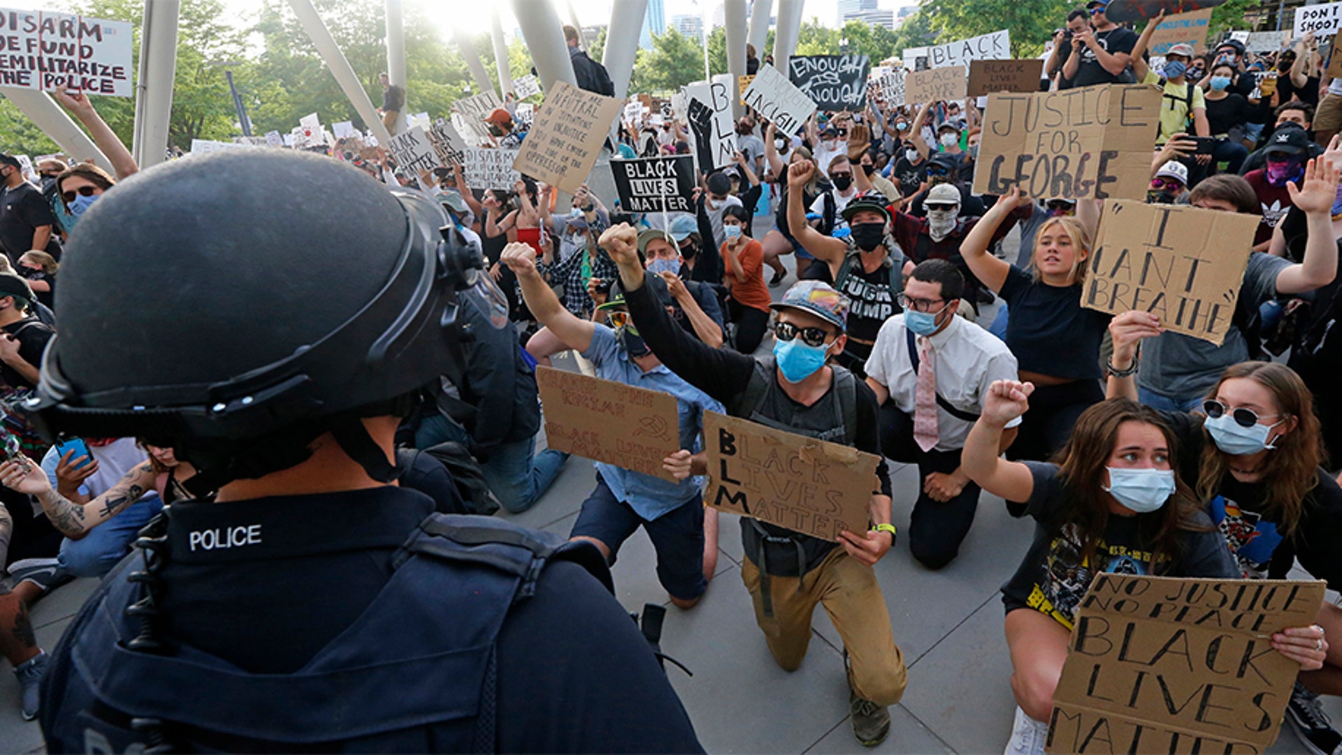 Выступающие против. Демонстрации в США. Митингующие в Америке. Митинги в США. Митинг в Америке.