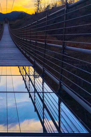 Tourist CRACKS glass bridge