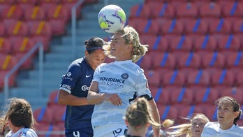 Williams' stoppage time goal lifts Courage over Thorns 2-1