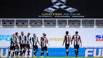 Newcastle beats 10-man Sheffield Utd 3-0 amid takeover talks