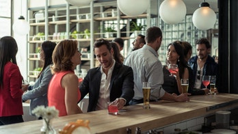 Man asks Reddit if he's in the wrong for offering woman a drink at a bar, then refusing to pay