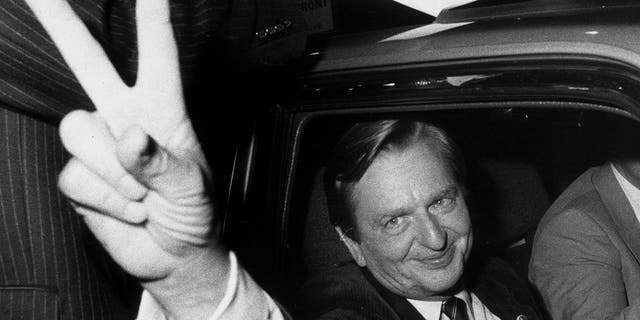 In this Sept. 19, 1982 photo former Swedish Prime Minister Olof Palme makes the victory sign after the Social Democrats election victory. (Bertil Ericson/TT via AP)