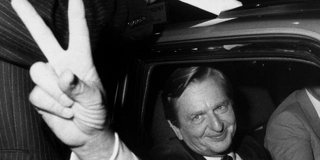 In this Sept. 19, 1982 photo former Swedish Prime Minister Olof Palme makes the victory sign after the Social Democrats election victory. (Bertil Ericson/TT via AP)
