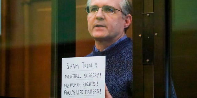 Paul Whelan, un ex marine estadounidense que fue arrestado por presunto espionaje, escucha el veredicto en un tribunal de Moscú. (Agencia de Noticias de Moscú / AP)