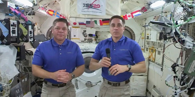 在这张取自NASA录像带的图像中，NASA宇航员Chris Cassidy正确回答了一个问题，当时宇航员Robert L.Behnken在2020年6月29日星期一在国际空间站接受采访时收听。