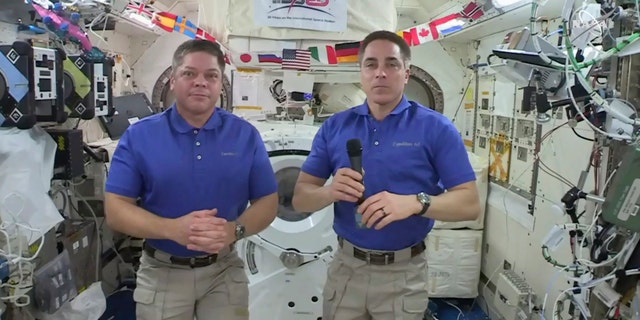 在这张取自NASA录像带的图像中,NASA宇航员Chris Cassidy正确回答了一个问题,当时宇航员Robert L.Behnken在2020年6月29日星期一在国际空间站接受采访时收听。