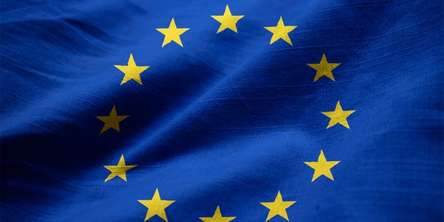 Perto da bandeira da União Europeia babados, bandeira da União Europeia ao vento.  A UE está considerando proibir os americanos de viajarem para seus países membros, uma vez que começa a reabrir suas fronteiras devido às condições do coronavírus nos Estados Unidos.