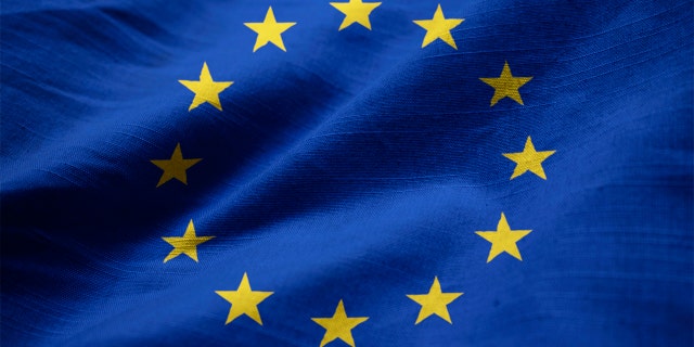 Perto da bandeira da União Europeia babados, bandeira da União Europeia ao vento.  A UE está considerando proibir os americanos de viajarem para seus países membros, uma vez que começa a reabrir suas fronteiras devido às condições do coronavírus nos Estados Unidos.