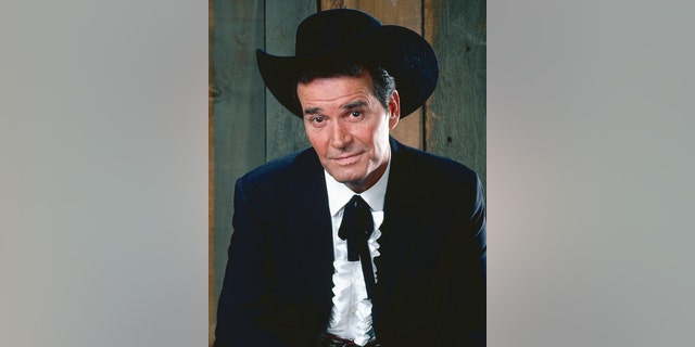 ジェームズ・ガーナーは、1970年頃にアメリカのテレビ番組「マーベリック」のために発行されたパブリシティ・ポートレートで衣装を着てポーズをとっています。 この西部劇シリーズでは、ガーナーがブレット・マーベリックというキャラクターを演じていました。'Maverick', circa 1970. The Western series starred Garner as the character Bret Maverick.