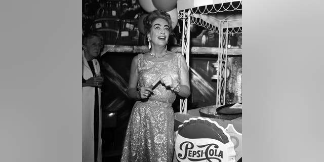 Actress Joan Crawford attends a party in Los Angeles, California, circa 1962.