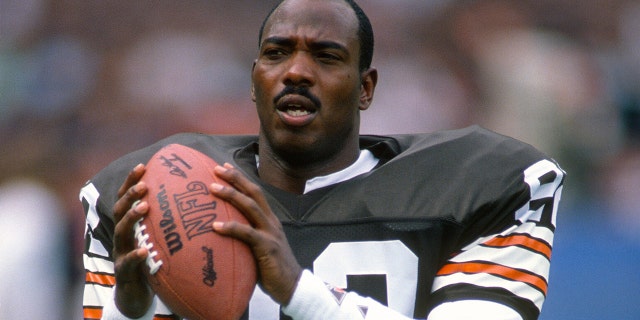 Tight End Ozzie Newsome #82 of the Cleveland Browns warms up prior to the start of an NFL football game circa 1990 at Cleveland Municipal Stadium in Cleveland, Ohio. Newsome played for the Browns from 1978-90. (Focus on Sport/Getty Images)